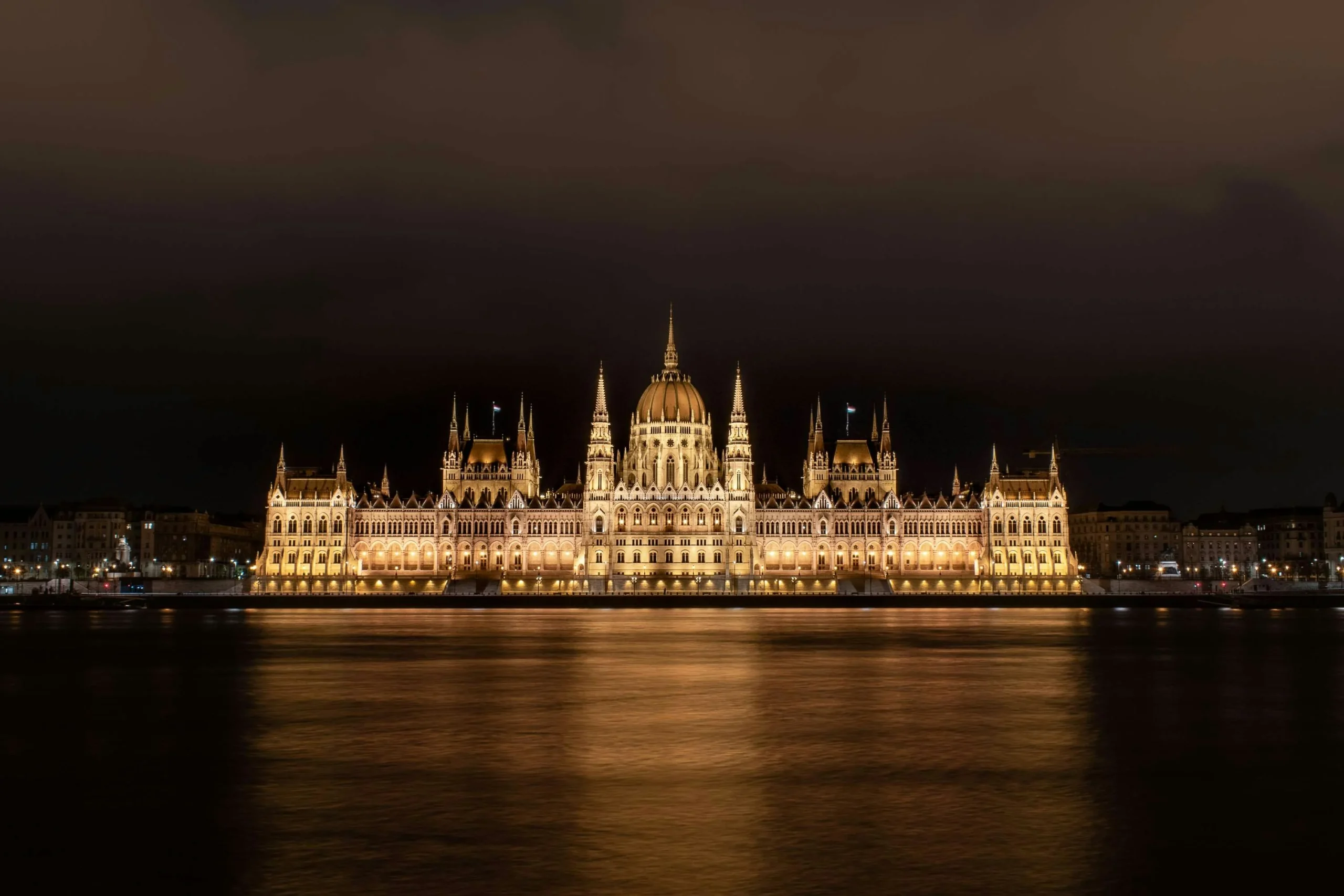A kivilágított Országház és a Duna esti panorámája Budapesten