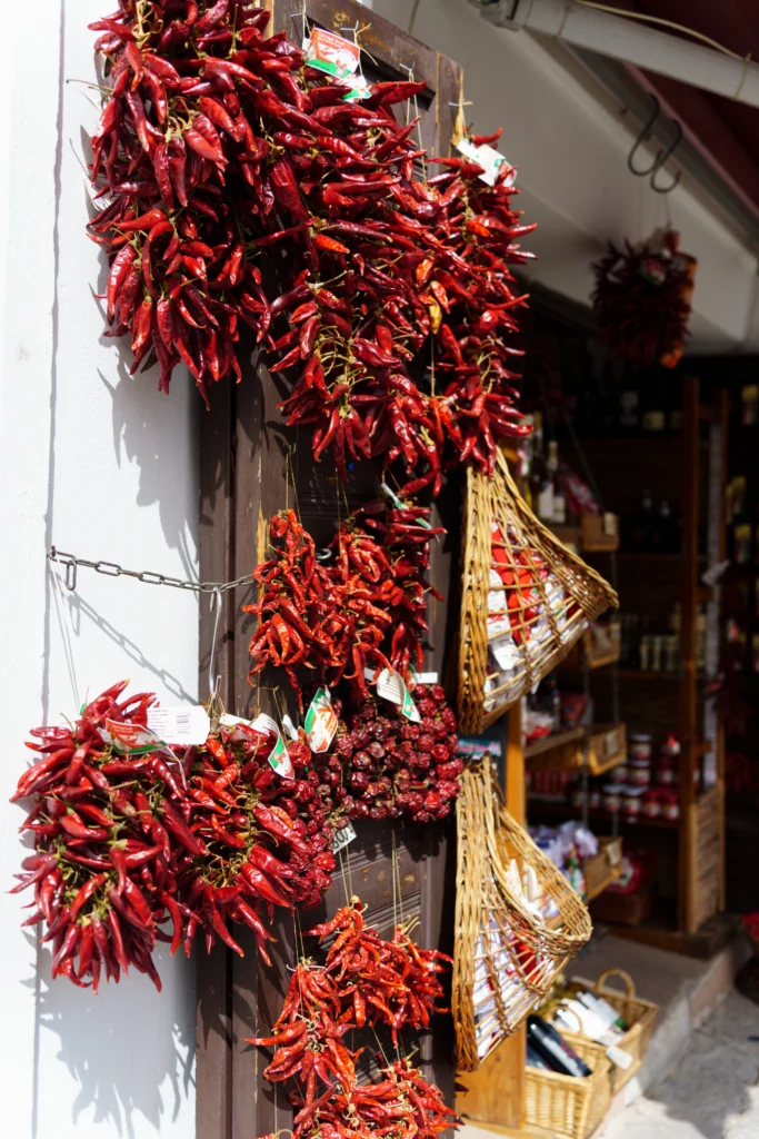Szárított piros fűszerpaprika-füzérek Magyarországon
